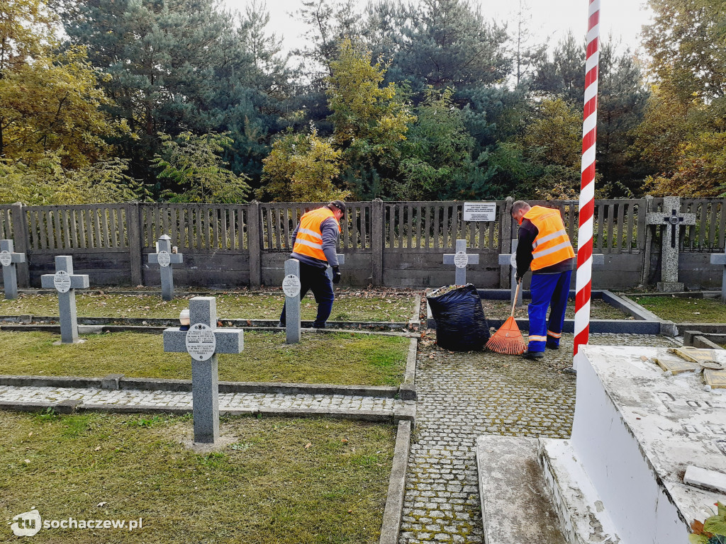 Prace porządkowe na wojennych cmentarzach w Młodzieszynie