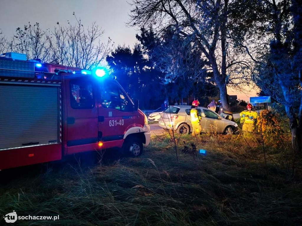 Żdżarów auto uderzyło w drzewo