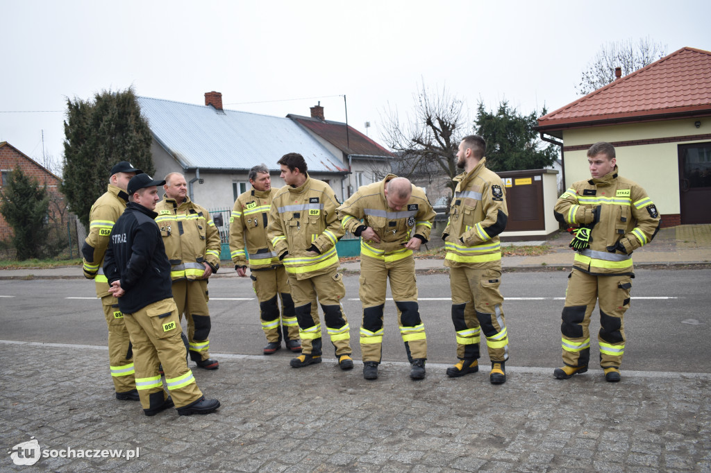 Brochów: strażacka akcja murem za mundurem