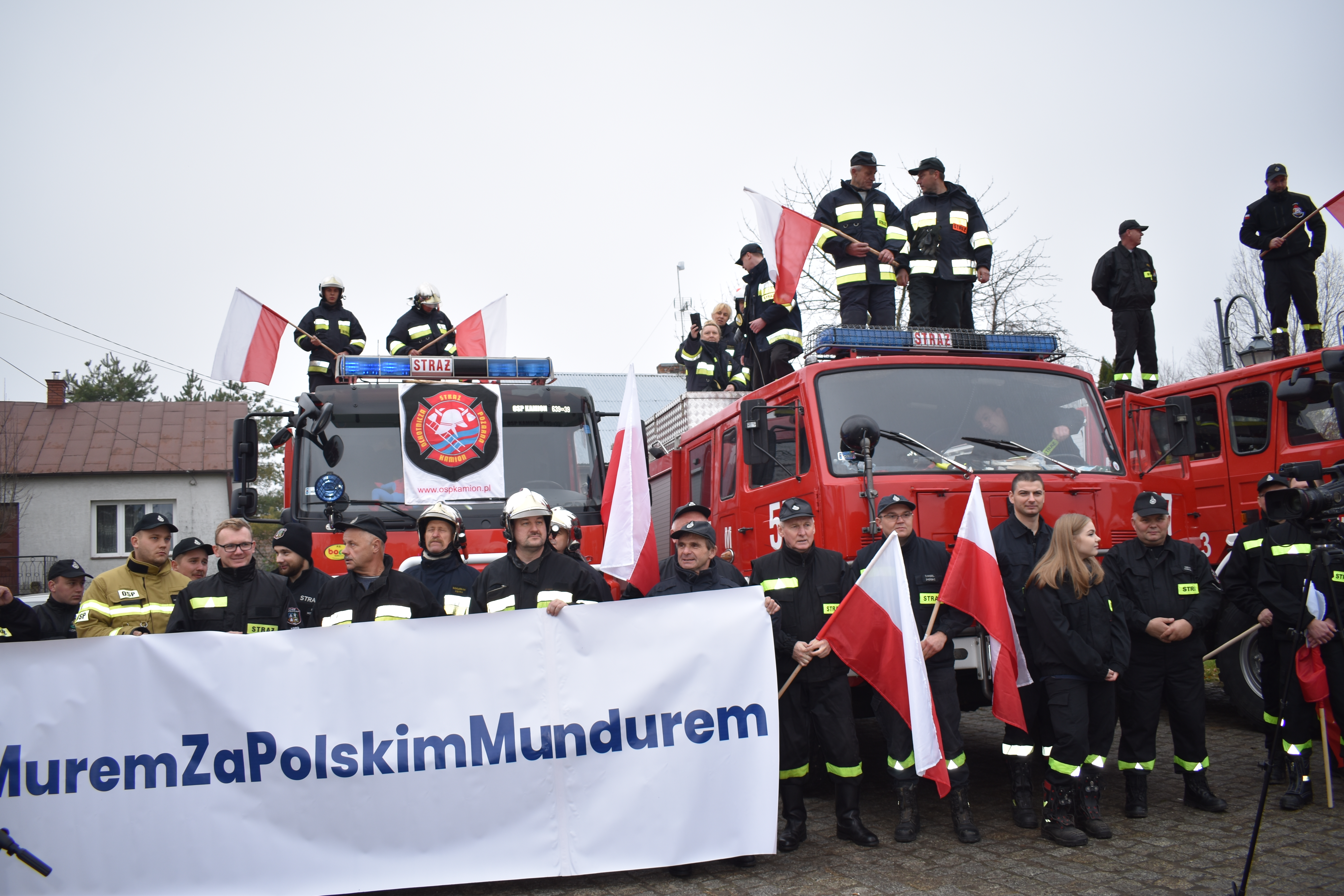 Brochów: strażacka akcja murem za mundurem