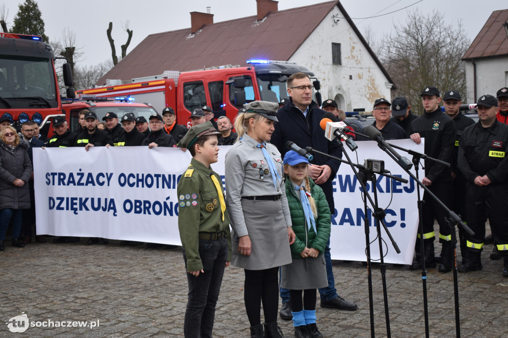 Brochów: strażacka akcja murem za mundurem