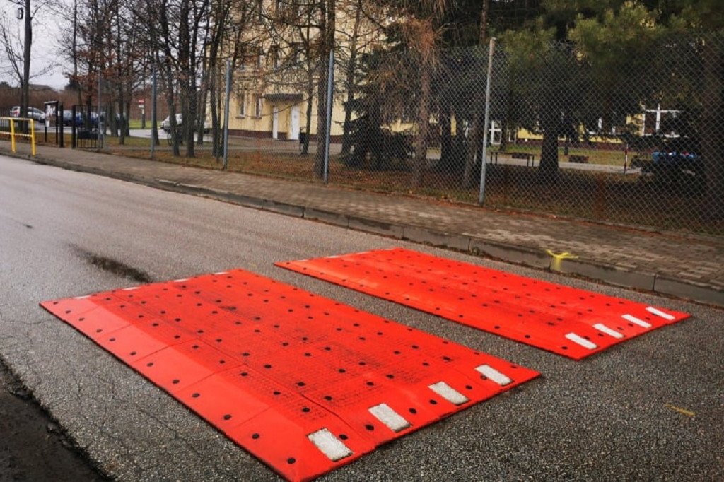Progi zwalniające przy szkole w Kozłowie Biskupim