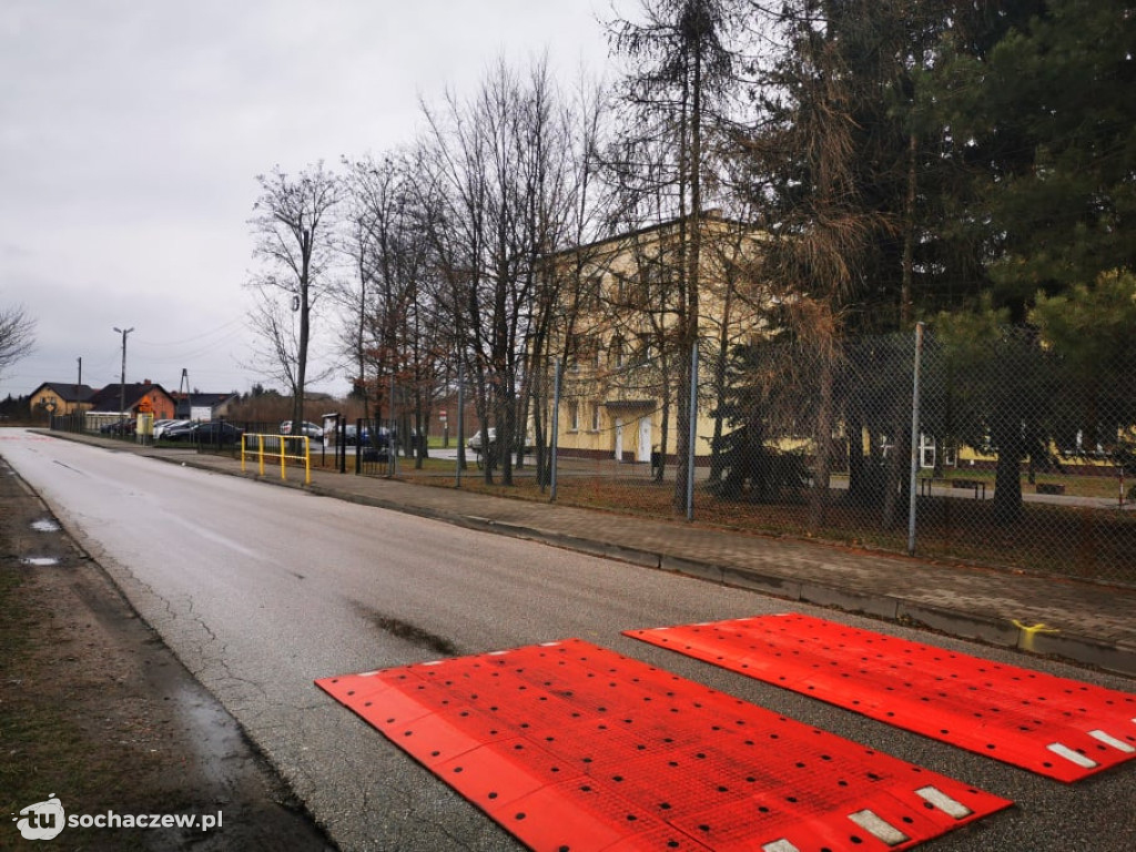 Progi zwalniające przy szkole w Kozłowie Biskupim