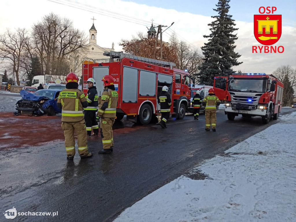 Rybno: zderzenie dwóch osobówek z ciężarówką