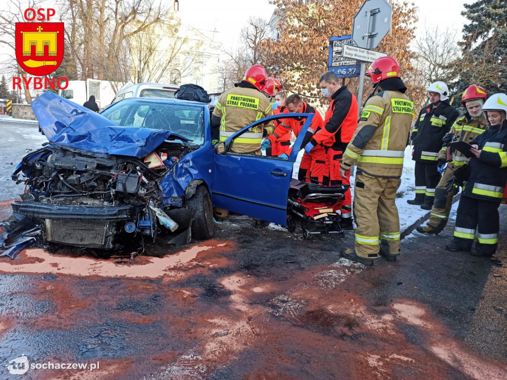 Rybno: zderzenie dwóch osobówek z ciężarówką