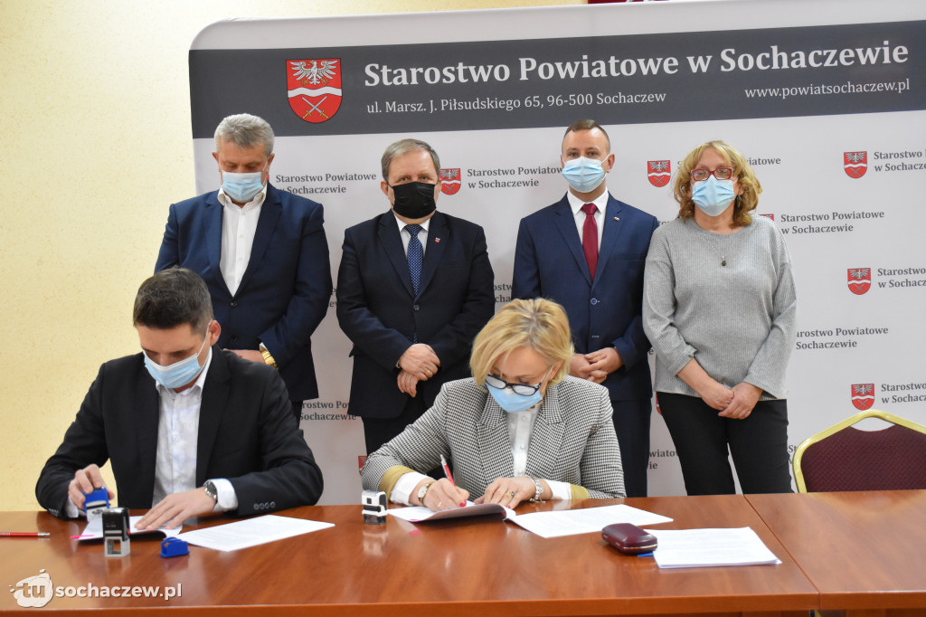 Podpisanie umów bezpieczne przejścia w Żukowie i Brzozowie