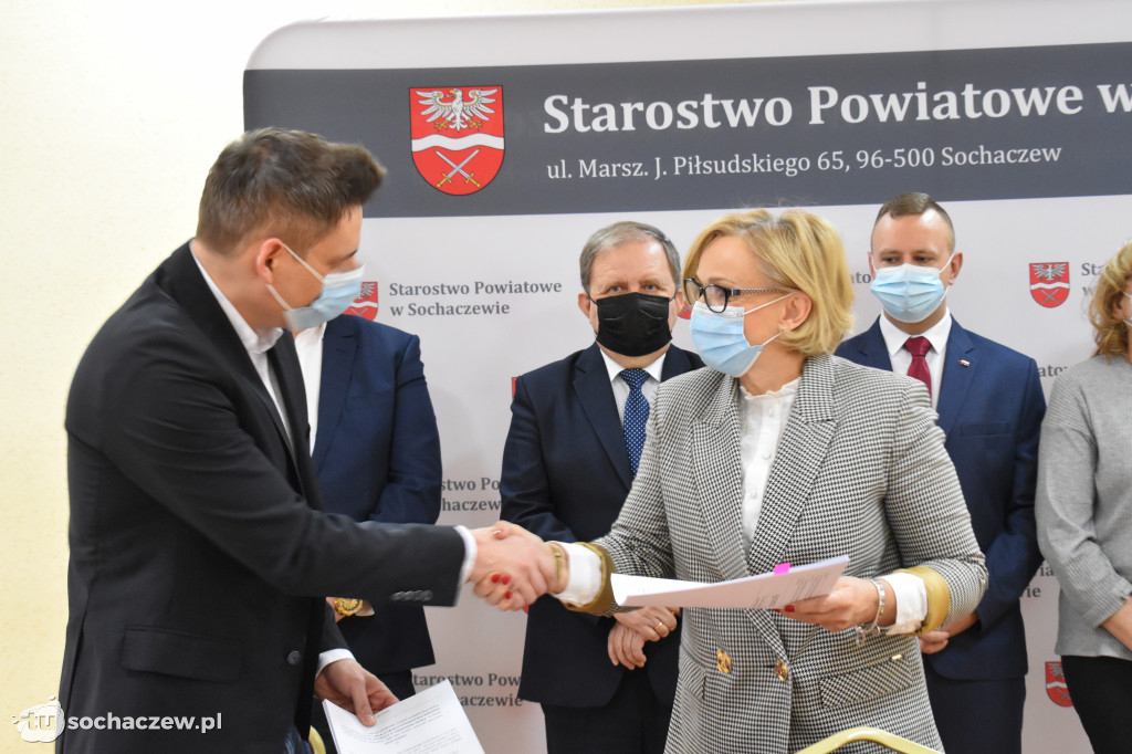 Podpisanie umów bezpieczne przejścia w Żukowie i Brzozowie
