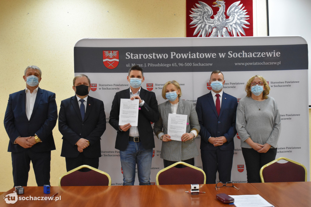 Podpisanie umów bezpieczne przejścia w Żukowie i Brzozowie