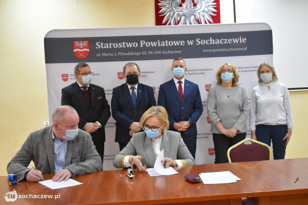 Podpisanie umów bezpieczne przejścia w Żukowie i Brzozowie
