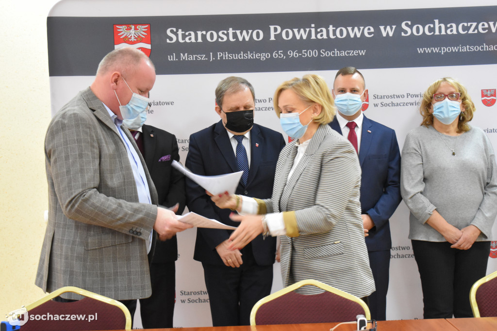 Podpisanie umów bezpieczne przejścia w Żukowie i Brzozowie