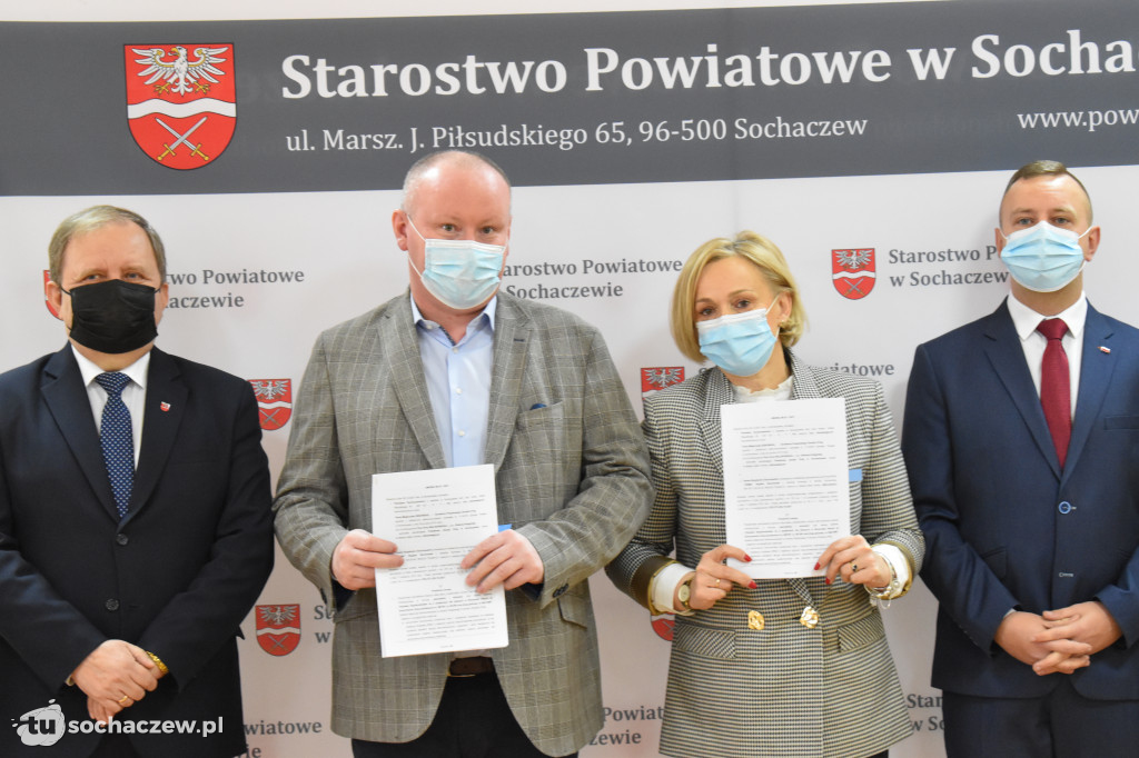 Podpisanie umów bezpieczne przejścia w Żukowie i Brzozowie