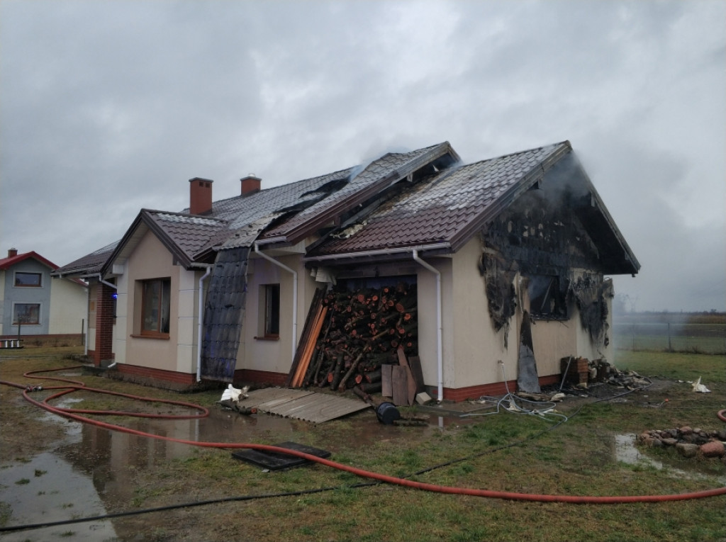 Pożar domu w Janowie, jedna osoba poszkodowana