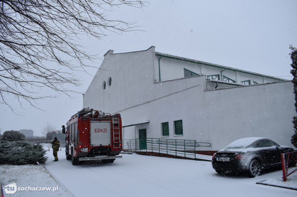 Dach z SP nr 6 spadł na cmentarz w Trojanowie