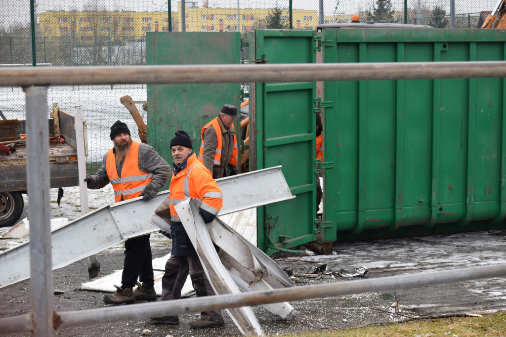 Cmentarz w Trojanowie: sprzątanie po wichurze