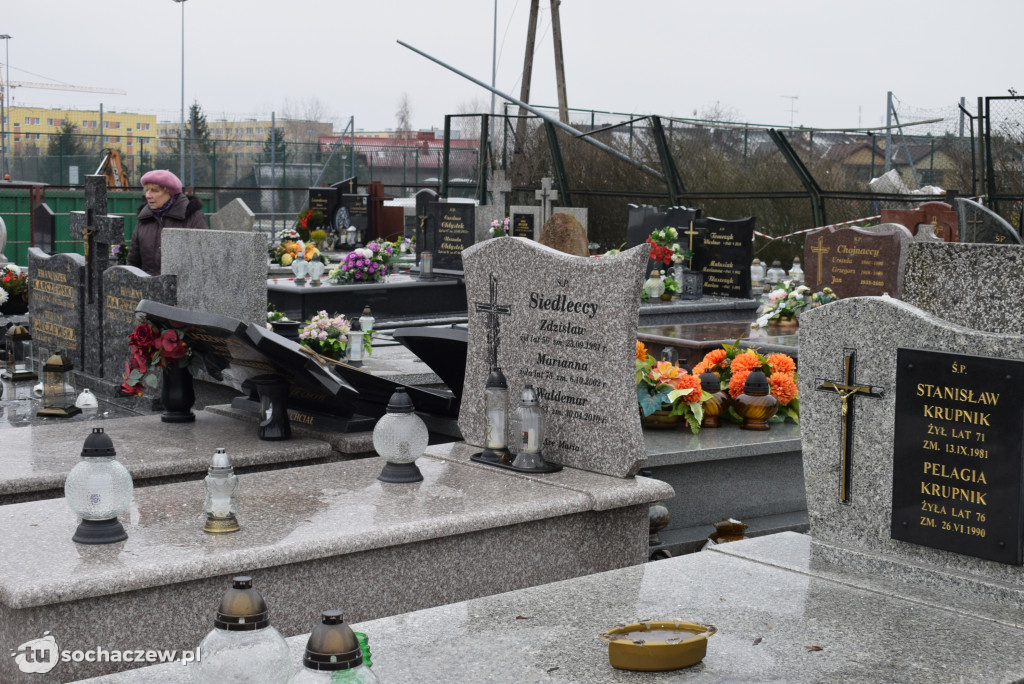 Cmentarz w Trojanowie: sprzątanie po wichurze