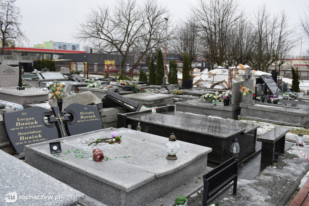Cmentarz w Trojanowie: sprzątanie po wichurze