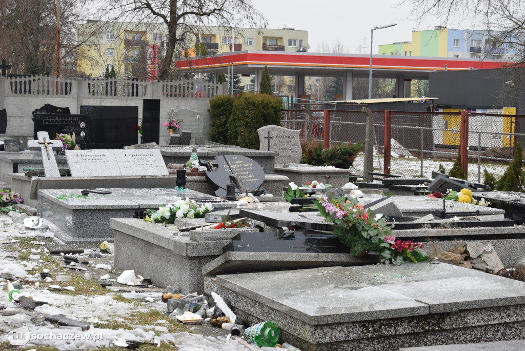 Cmentarz w Trojanowie: sprzątanie po wichurze