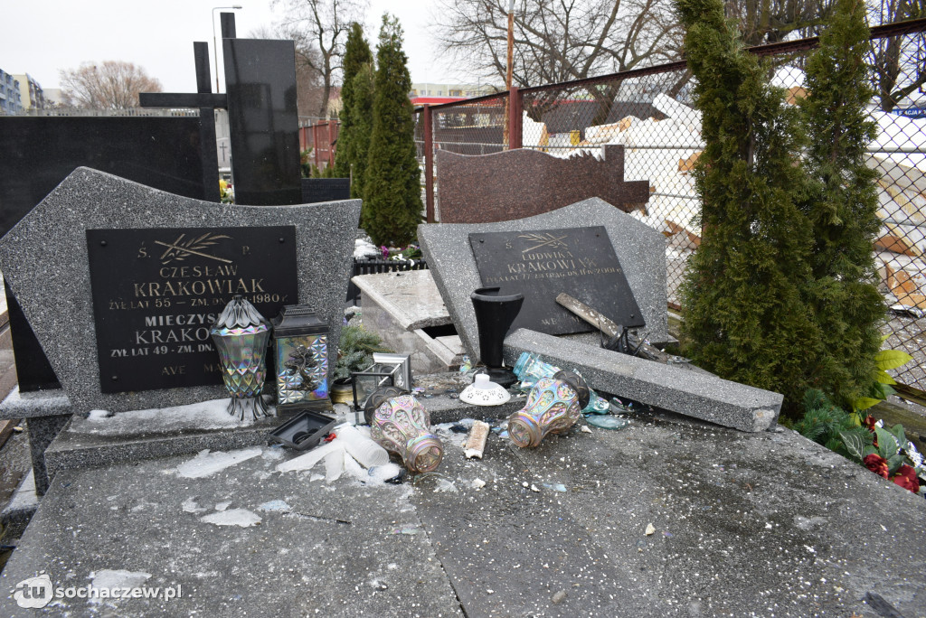 Cmentarz w Trojanowie: sprzątanie po wichurze