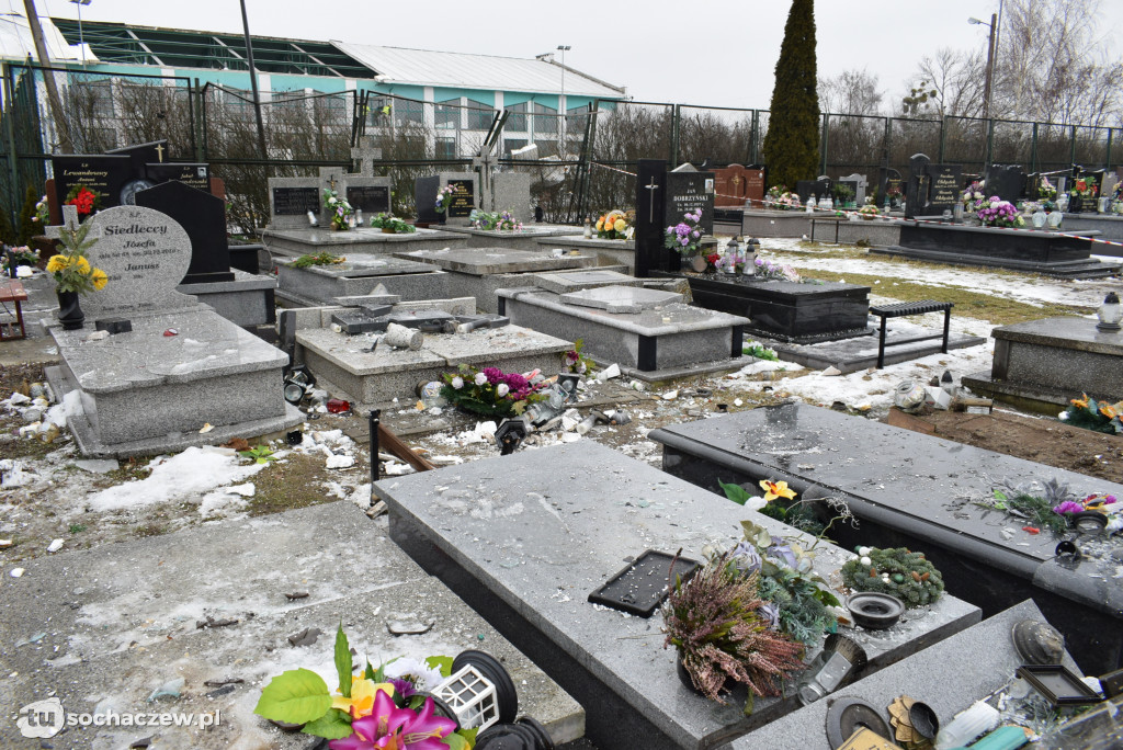 Cmentarz w Trojanowie: sprzątanie po wichurze