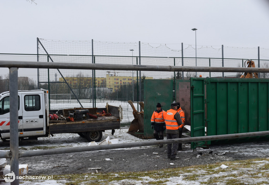 Cmentarz w Trojanowie: sprzątanie po wichurze