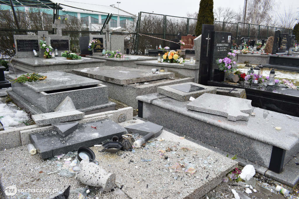 Cmentarz w Trojanowie: sprzątanie po wichurze