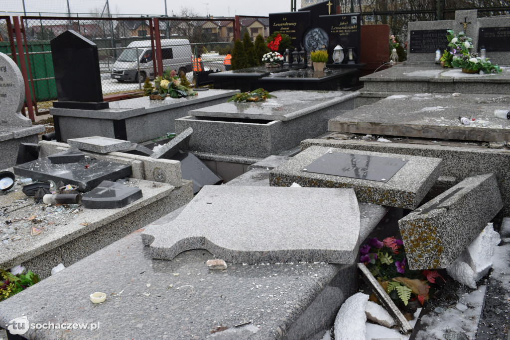 Cmentarz w Trojanowie: sprzątanie po wichurze