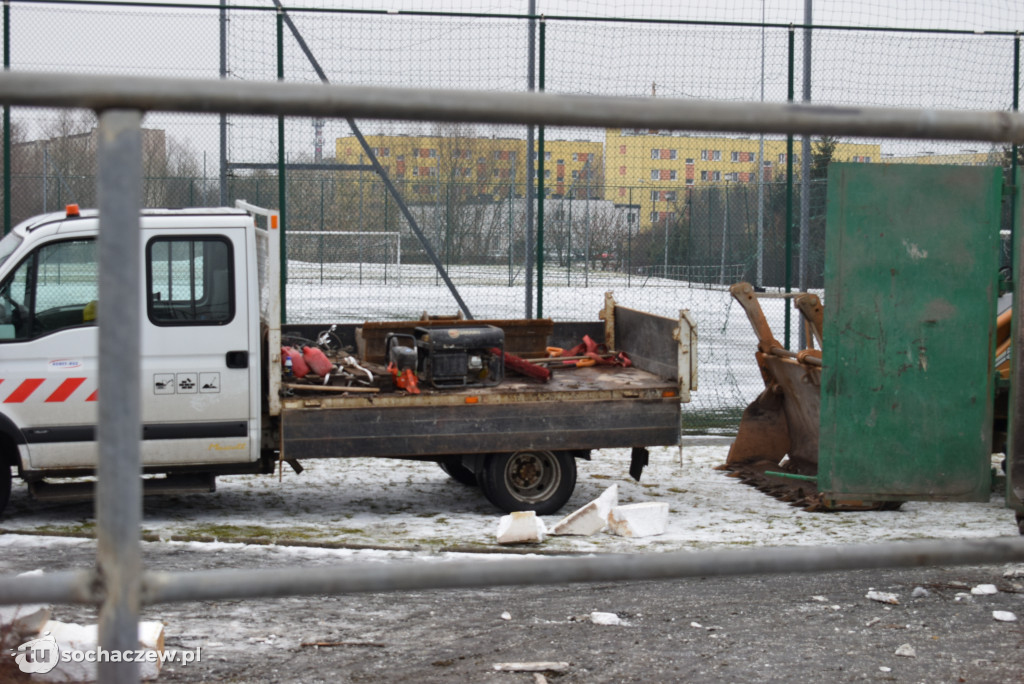 Cmentarz w Trojanowie: sprzątanie po wichurze