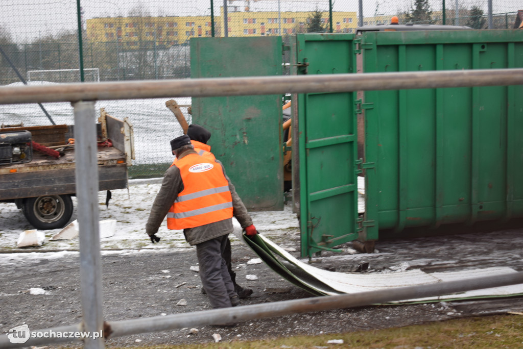 Cmentarz w Trojanowie: sprzątanie po wichurze