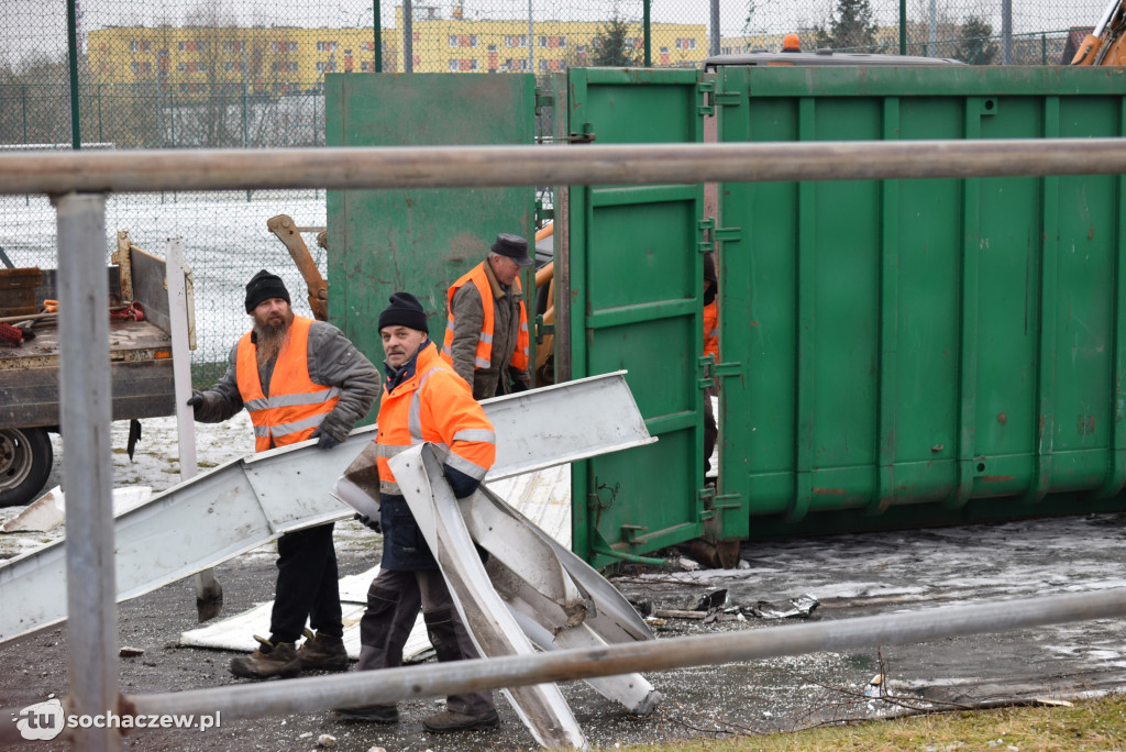 Cmentarz w Trojanowie: sprzątanie po wichurze