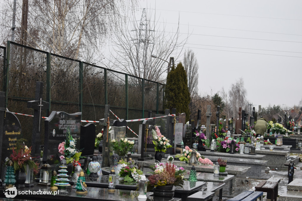 Cmentarz w Trojanowie: sprzątanie po wichurze