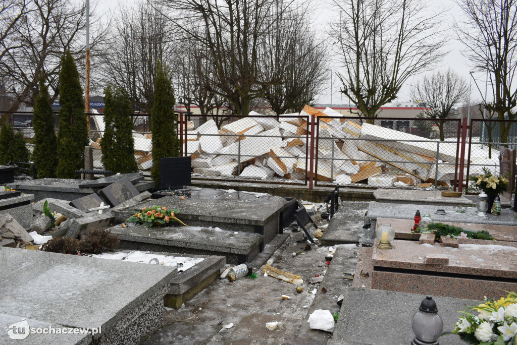 Cmentarz w Trojanowie: sprzątanie po wichurze