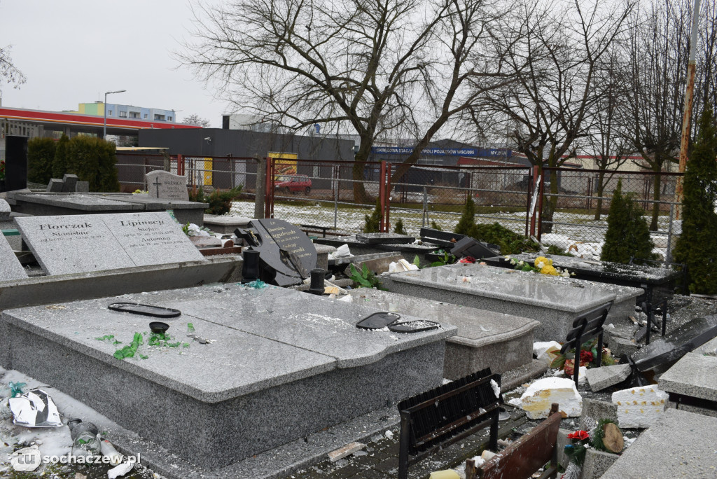 Cmentarz w Trojanowie: sprzątanie po wichurze