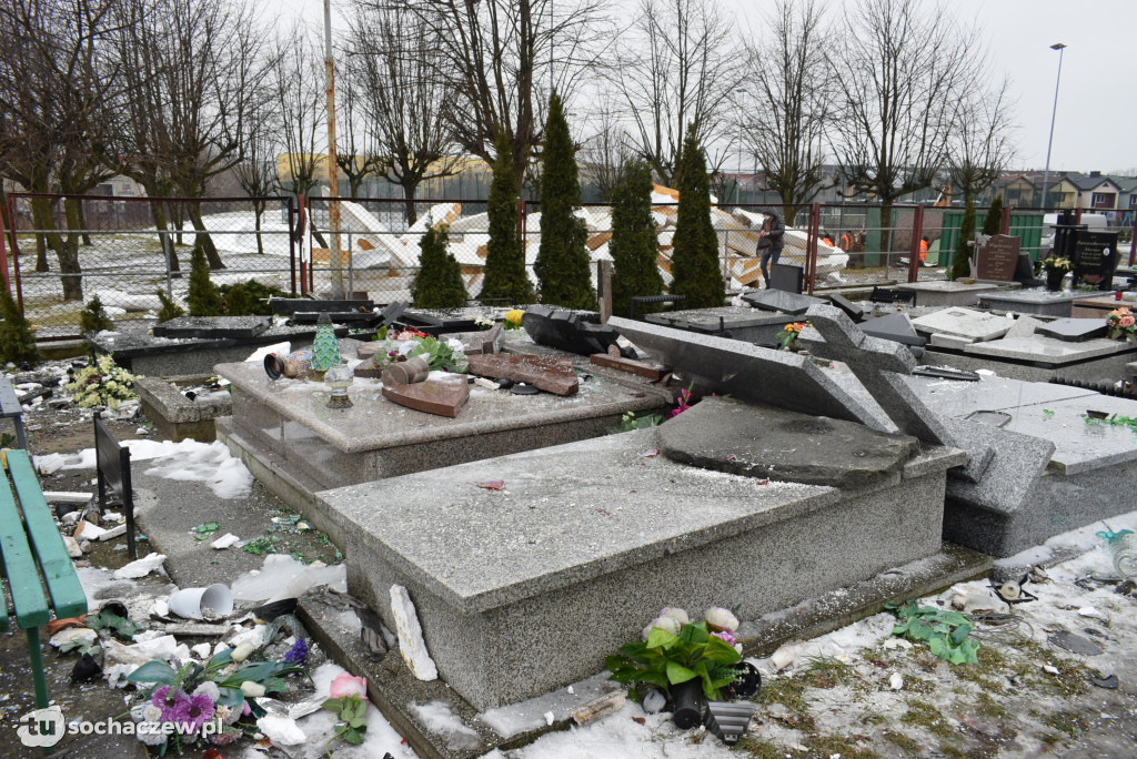 Cmentarz w Trojanowie: sprzątanie po wichurze