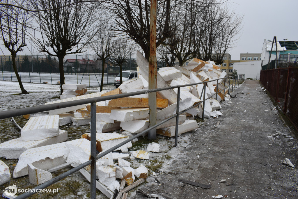 Cmentarz w Trojanowie: sprzątanie po wichurze