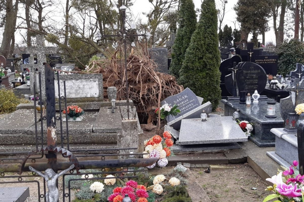 Wichura zniszczyła cmentarz w Pawłowicach