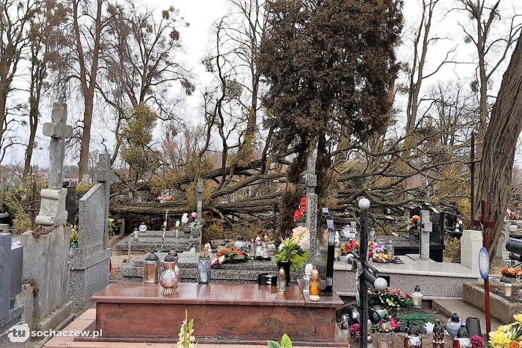 Wichura zniszczyła cmentarz w Pawłowicach