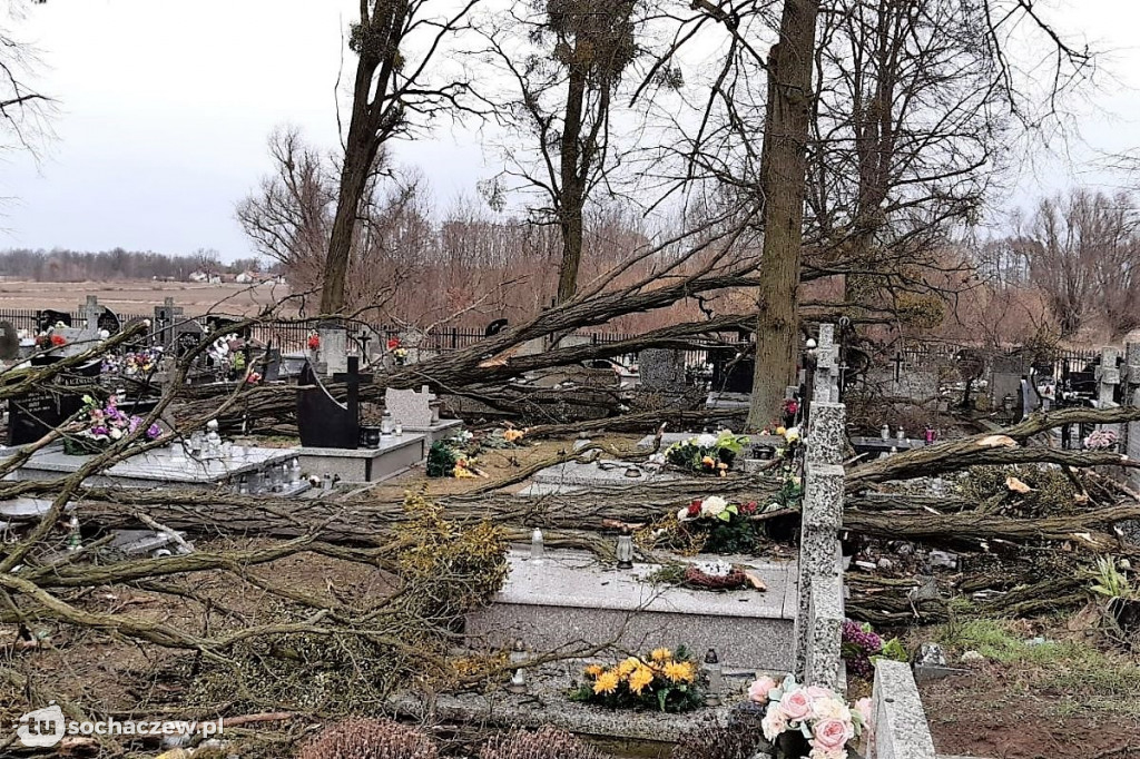 Wichura zniszczyła cmentarz w Pawłowicach
