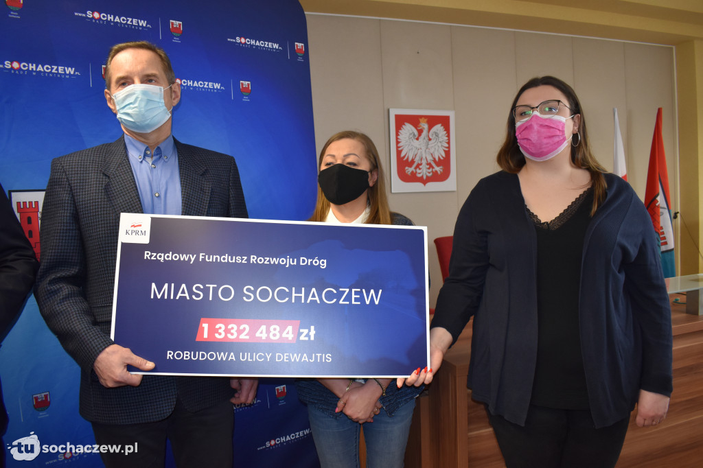 Przekazanie promes dla powiatu i miasta