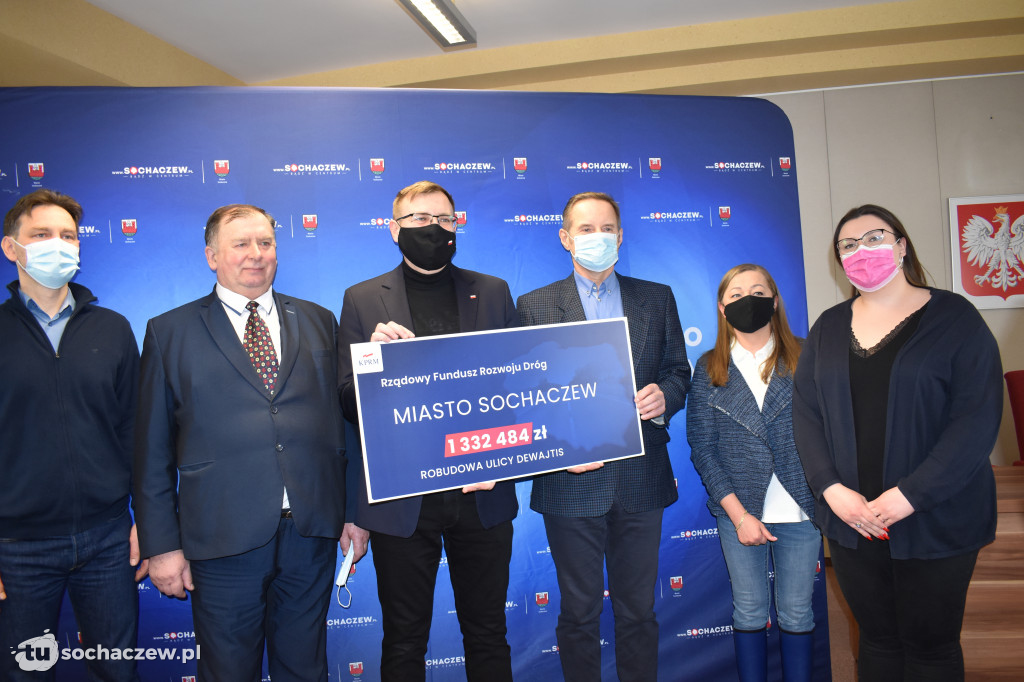 Przekazanie promes dla powiatu i miasta