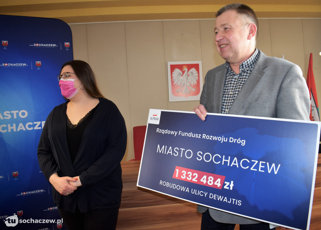 Przekazanie promes dla powiatu i miasta