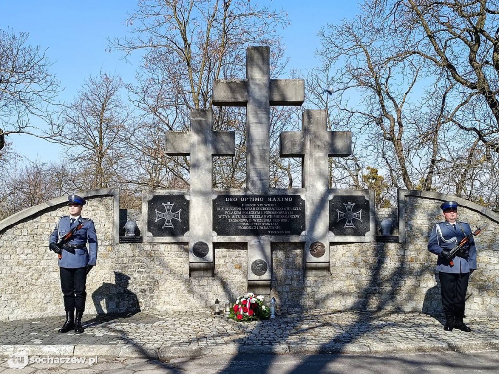 Uroczystości pod Pomnikiem Pamięci w Trojanowie