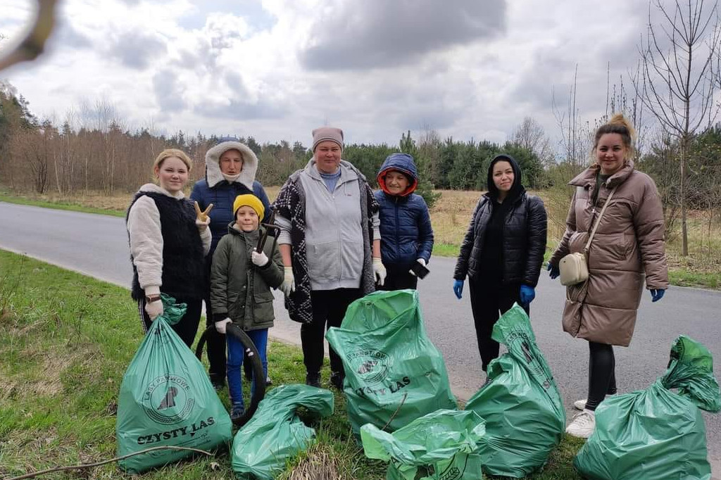Sochaczew: uchodźcy sprzątają las