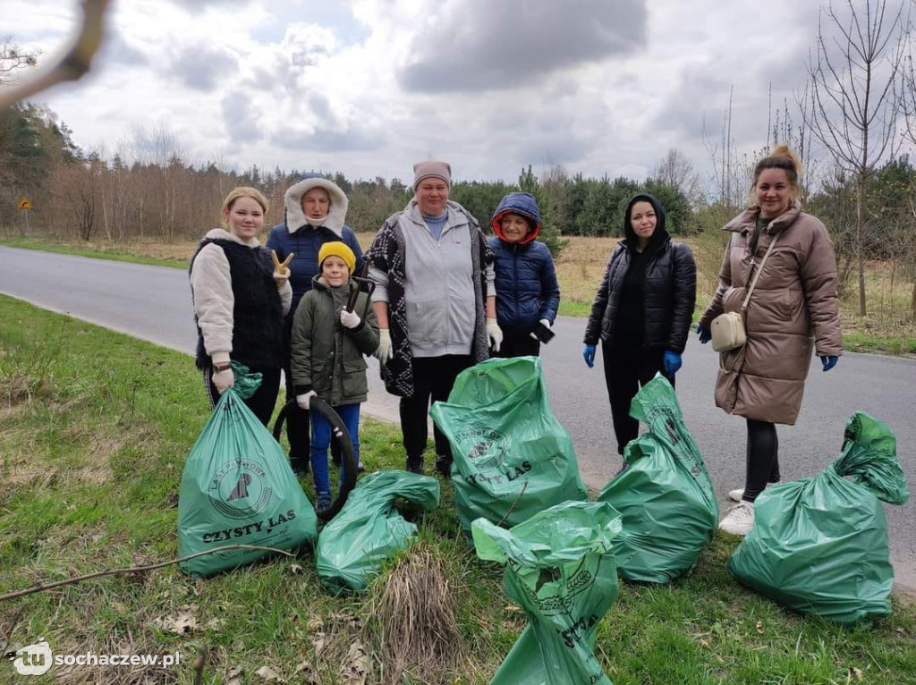 Sochaczew: uchodźcy sprzątają las