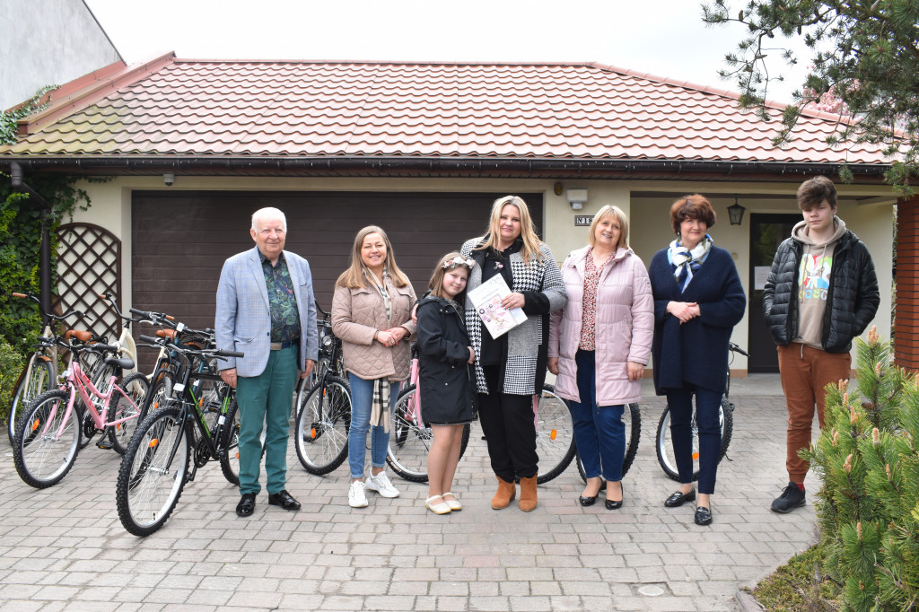 Przekazanie rowerów dla dzieci z POW Atria i Antares