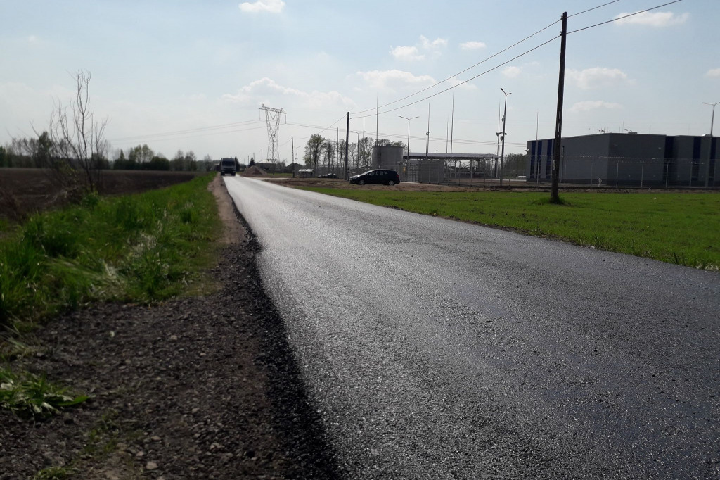 Nowa nawierzchnia na drodze w Helenowie