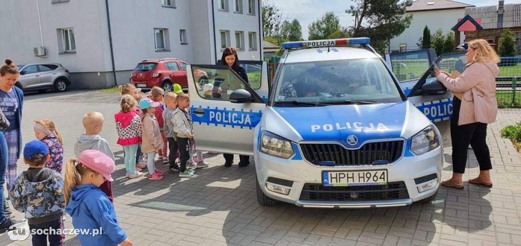 Dzielnicowi z Nowej Suchej z wizytą u przedszkolaków