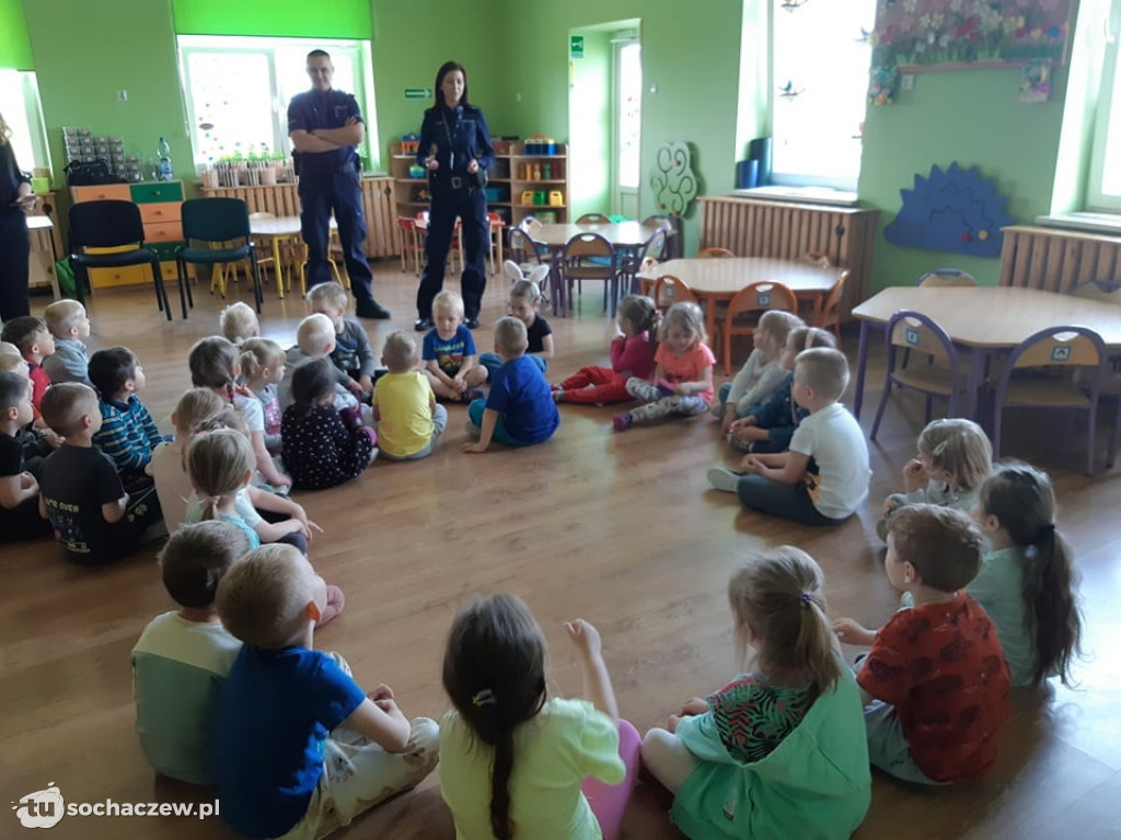 Dzielnicowi z Nowej Suchej z wizytą u przedszkolaków