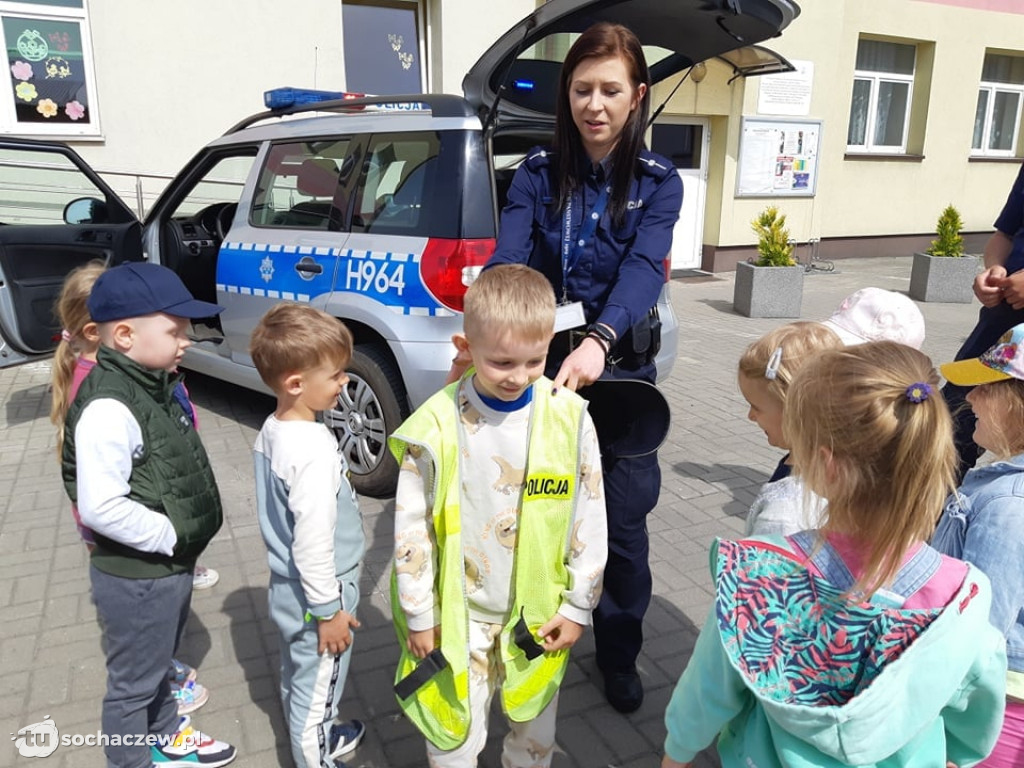 Dzielnicowi z Nowej Suchej z wizytą u przedszkolaków