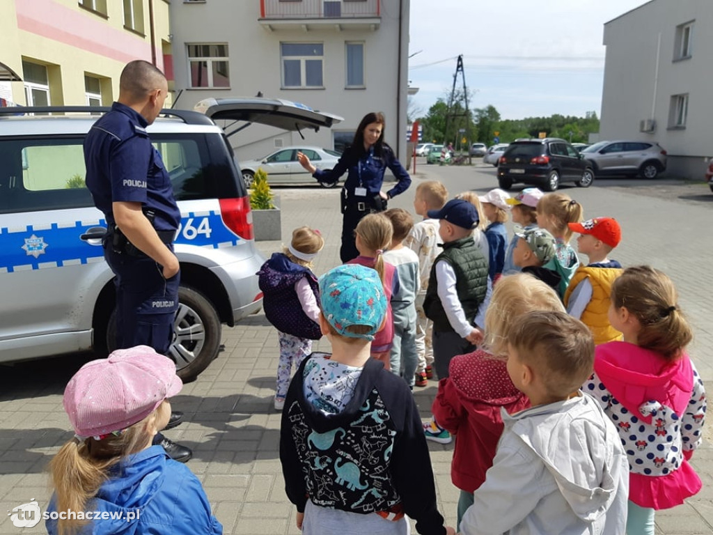 Dzielnicowi z Nowej Suchej z wizytą u przedszkolaków