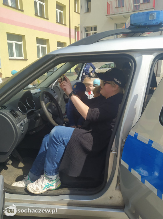 Dzielnicowi z Nowej Suchej z wizytą u przedszkolaków
